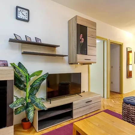 Luna 1 Apartment
